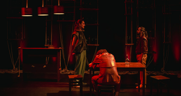 “Uma mulher, um homem, um músico e dois deuses entram num bar”